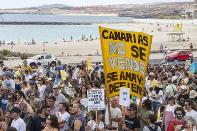 Dešimtys tūkstančių žmonių Kanaruose protestavo prieš masinį turizmą