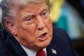 „Vladimirai, LIAUKIS!“: po Rusijos atakos prieš Kyjivą Trumpas kreipėsi į Putiną