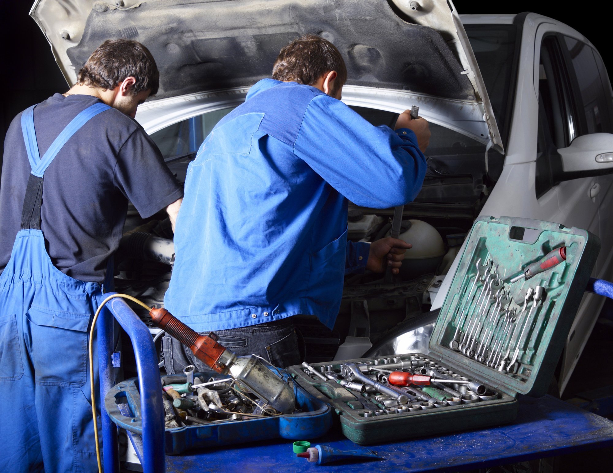 Авторемонт кузова. Автослесарь. Автомеханик фото. Автомеханик. Ремонтирует автомобиль.
