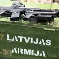 Latvijos gynybos ministras pritaria moterų šaukimui į kariuomenę