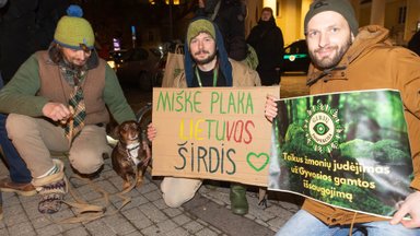 Tiesiogiai: protestas prie prezidentūros prieš vykdomą gamtos ir miškų politiką