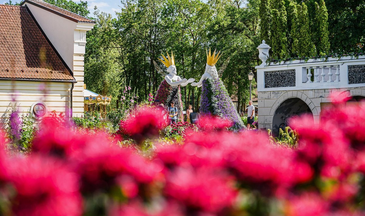 Pakruojo dvare – gėlių, meno ir meilės festivalis