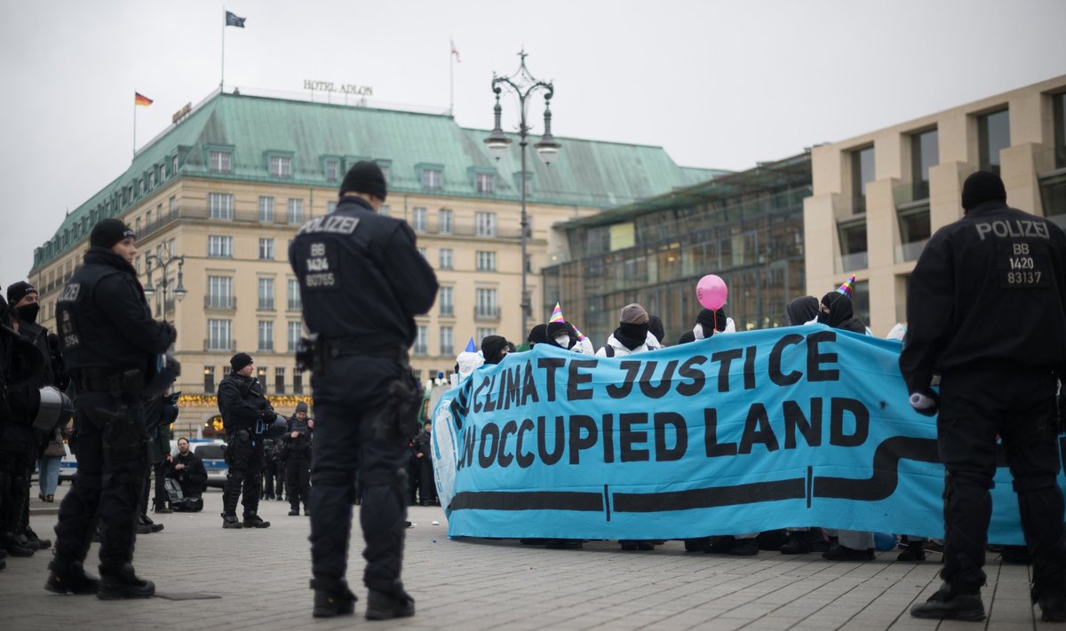 Llimato aktyvistai, protestuodami prieš suskystintų gamtinių dujų (SGD) verslo konferenciją, apipylė dažais prabangaus Berlyno viešbučio „Adlon“ fasadą