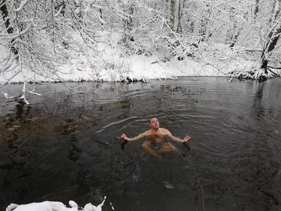 Maudynės lediniame vandenyje