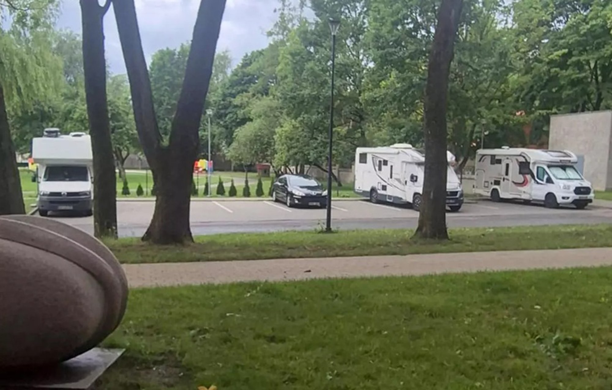 Illegal Campsite Emerges in Klaipėda Park as Tourists Ignore Rules