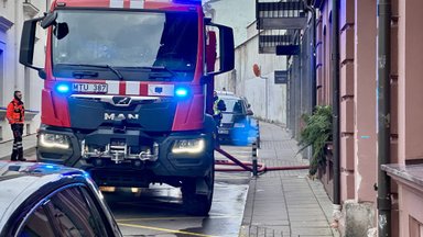 Požeminėje aikštelėje Vilniuje užsiliepsnojo automobilis, nukentėjo žmogus