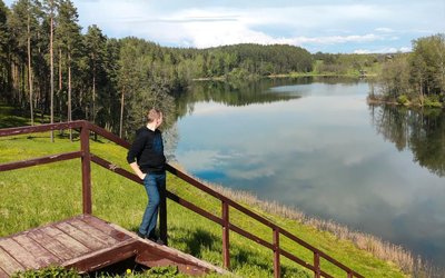 Keliautojas Mantas Brazdžionis Kačėniškės piliakalnyje