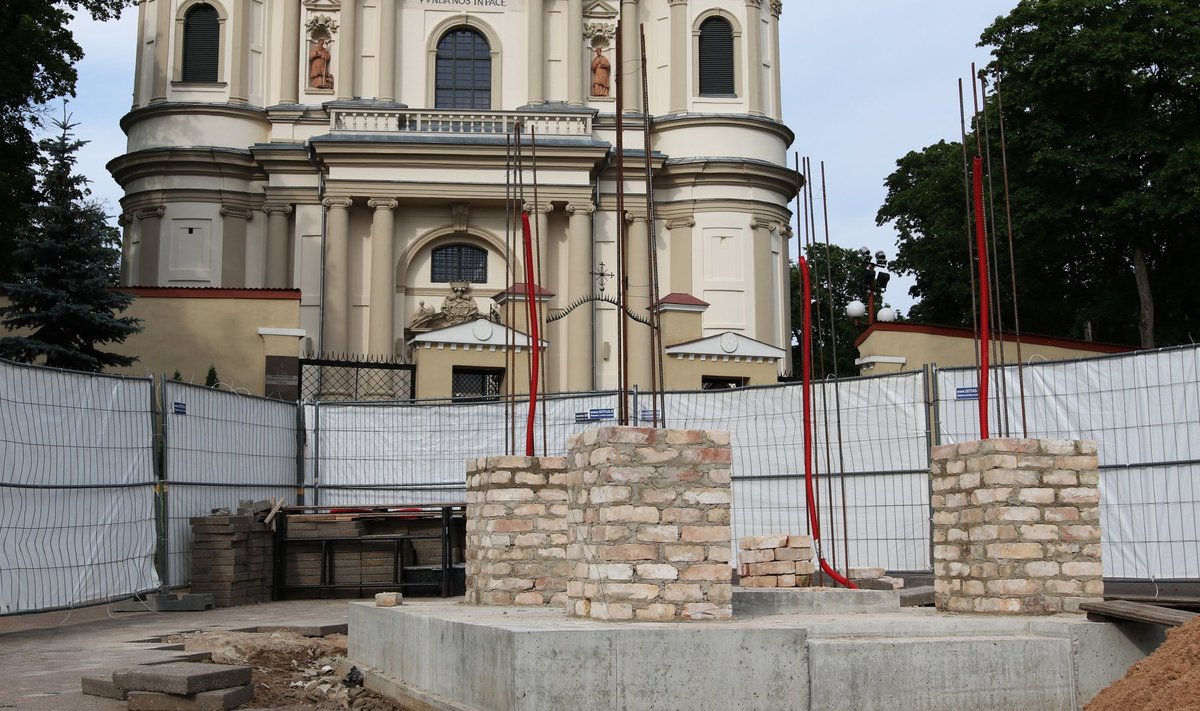 Sostinėje tęsiamos Viešpaties Jėzaus koplytėlės statybos – iškilo pamatai 