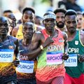 Basas ir be marškinėlių: bėgimo legenda Kipchoge paaiškino, kodėl nebaigė Paryžiaus maratono