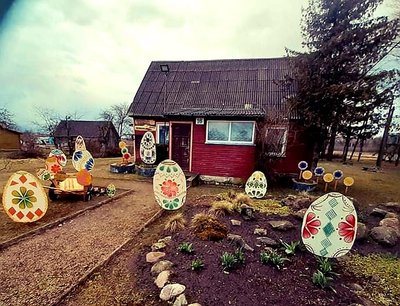 Maždaug žmogaus ūgio mediniais margučiais kiemą jau papuošė Adomavos ir Pragarėlės kaimų bendruomenė. D. Stakelienės nuotr.