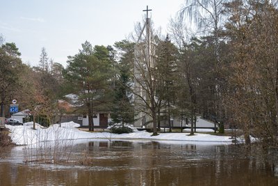 Išsiliejusios upės šiemet merkia pievas, tačiau gyventojų sodybų kol kas neskandina