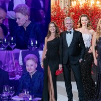 Pussy pantyhose ichida korinadi Qiz hojatxonada sperma bilan qoplangan (video)