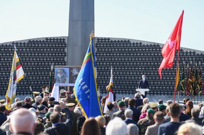 Kryžkalnyje atidengtas monumentas Lietuvos partizanams - kovotojams už šalies nepriklausomybę. 