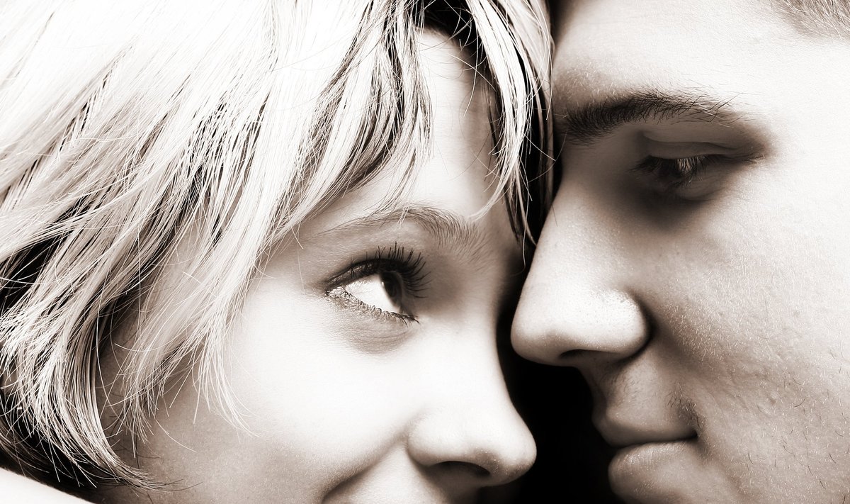 Үлкен сиқырлар еркектің көзінше күйеуге шыққан әйелдерді силайды Бөкселер мен клиторлар