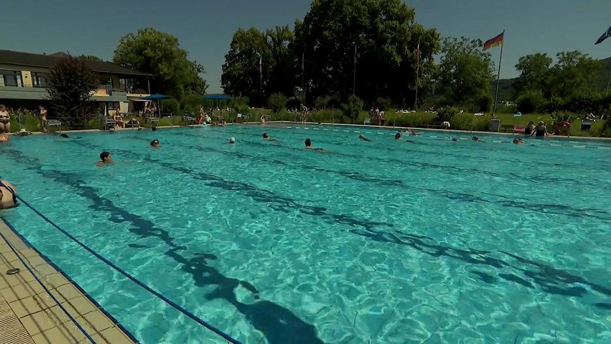 Germany swelters in heatwave, calls to lift river swimming ban in Berlin