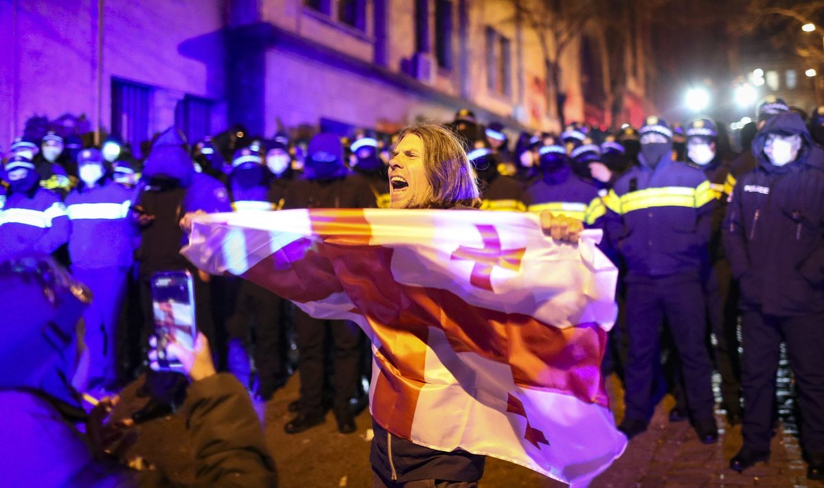 Sakartvele septintą vakarą iš eilės tęsėsi protestai