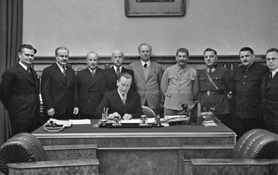 Lietuvos užsienio reikalų ministras J. Urbšys pasirašo Sovietų Sąjungos–Lietuvos sutartį dėl Vilniaus ir Vilniaus krašto perdavimo. Dalyvauja: J. Stalinas, V. Molotovas, V. Potiomkinas, K. Vorošilovas, A. Ždanovas ir Lietuvos delegacijos nariai. Maskva. 1939 m. spalio 10 d.