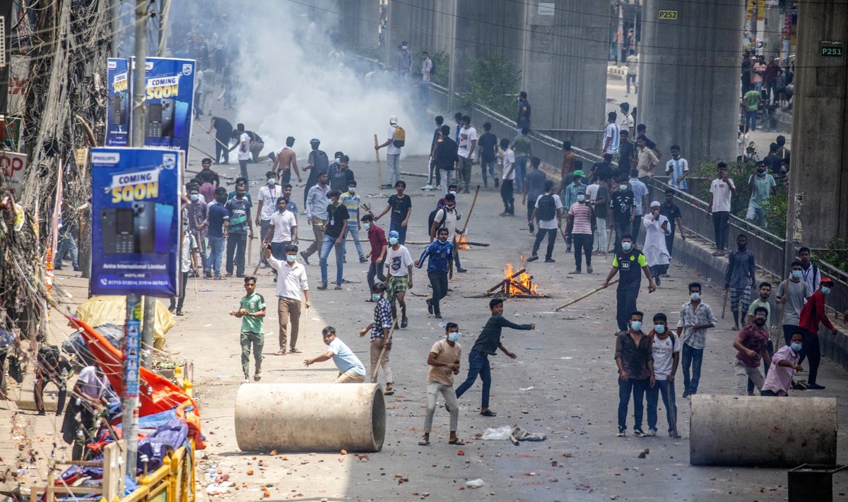 Protestuotojai Bangladeše šturmavo kalėjimą, išlaisvino „šimtus“ nuteistųjų