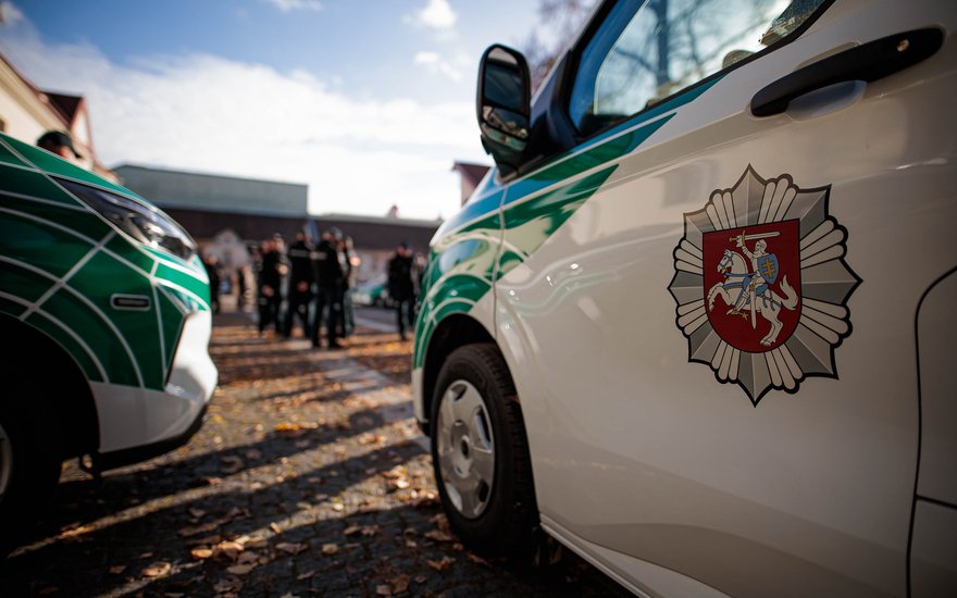 Sostinėje į vilniečio namus įsiveržė trys kaukėti asmenys Pirmadienio rytą Vilniuje į vyro butą įsiveržė trys kaukėti asmenys.