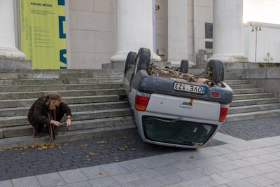 Meninė instaliacija prie Vilniaus rotušės