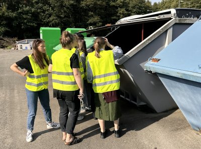  Parodos lankytojų smalsumą kurstė ne tik meno kūriniai, bet ir konteinerių turinys, atskleidžiantis rečiau matomą kurortinio miesto veidą. M. Paukštės nuotr. 