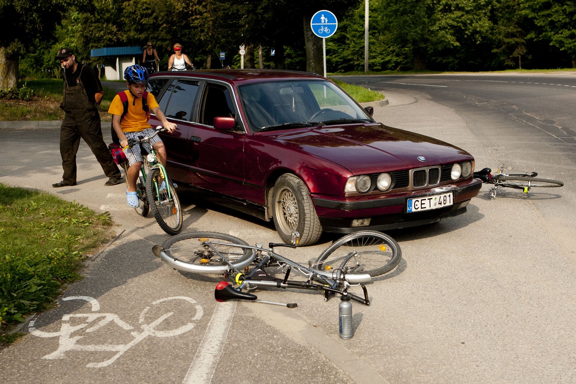 Dvira i Take BMW Vairuotojas Partrenk Du Dviratininkus Delfi