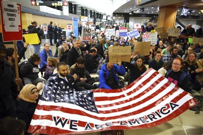 Po D. Trumpo įvestų draudimų prasidėjo protestai