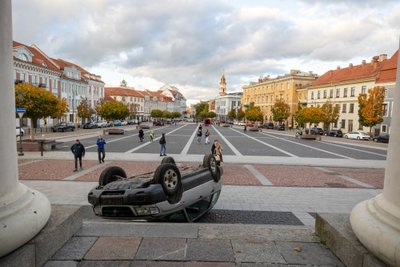 Meninė instaliacija prie Vilniaus rotušės