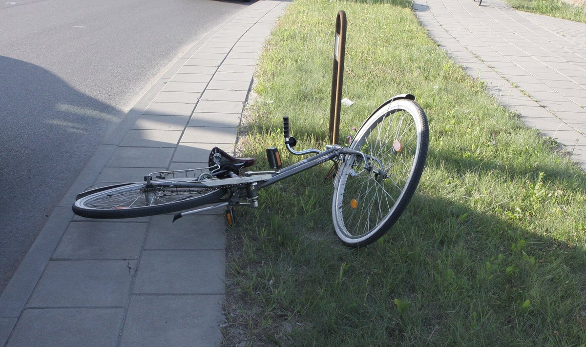 Vilniuje neįgaliojo ženklu pažymėtas automobilis perėjoje partrenkė dviratininkę