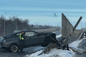 Šeimos kelionė baigėsi neišvažiavus iš miesto: BMW užlipo ant estakados atitvarų