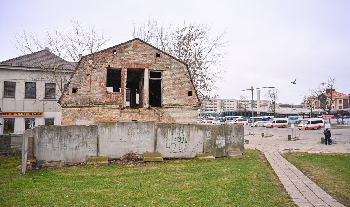 Panevėžio centre šalia autobusų stoties daug metų stūksantis apleistas mūrinukas