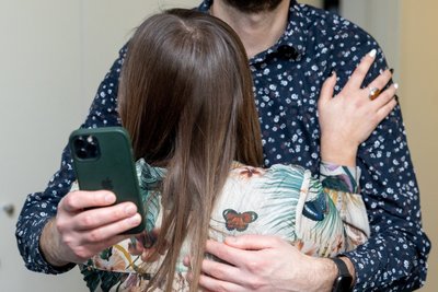 Naujas ekrano kodas ar skubotas žinučių trynimas – aiškus ženklas, kad partneris bando kažką nuslėpti.
