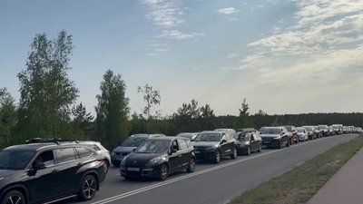 Poilsiautojams, savaitgalį laiką leidusiems Neringoje, kelionė namo prailgo – tenka laukti automobilių eilėse prie kelto į Klaipėdą