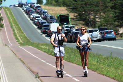 Automobiliai belaukiantys savo eilės įvažiuoti į keltą