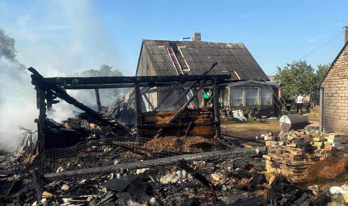 Didkiemyje, Šilalės rajone, ugnis pasiglemžė daugiavaikės šeimos namus