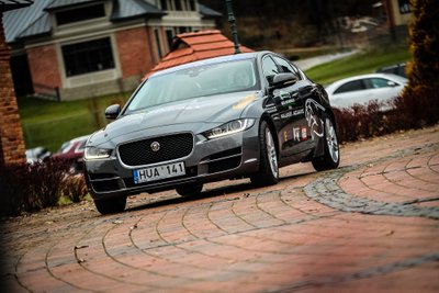 "Jaguar XE"