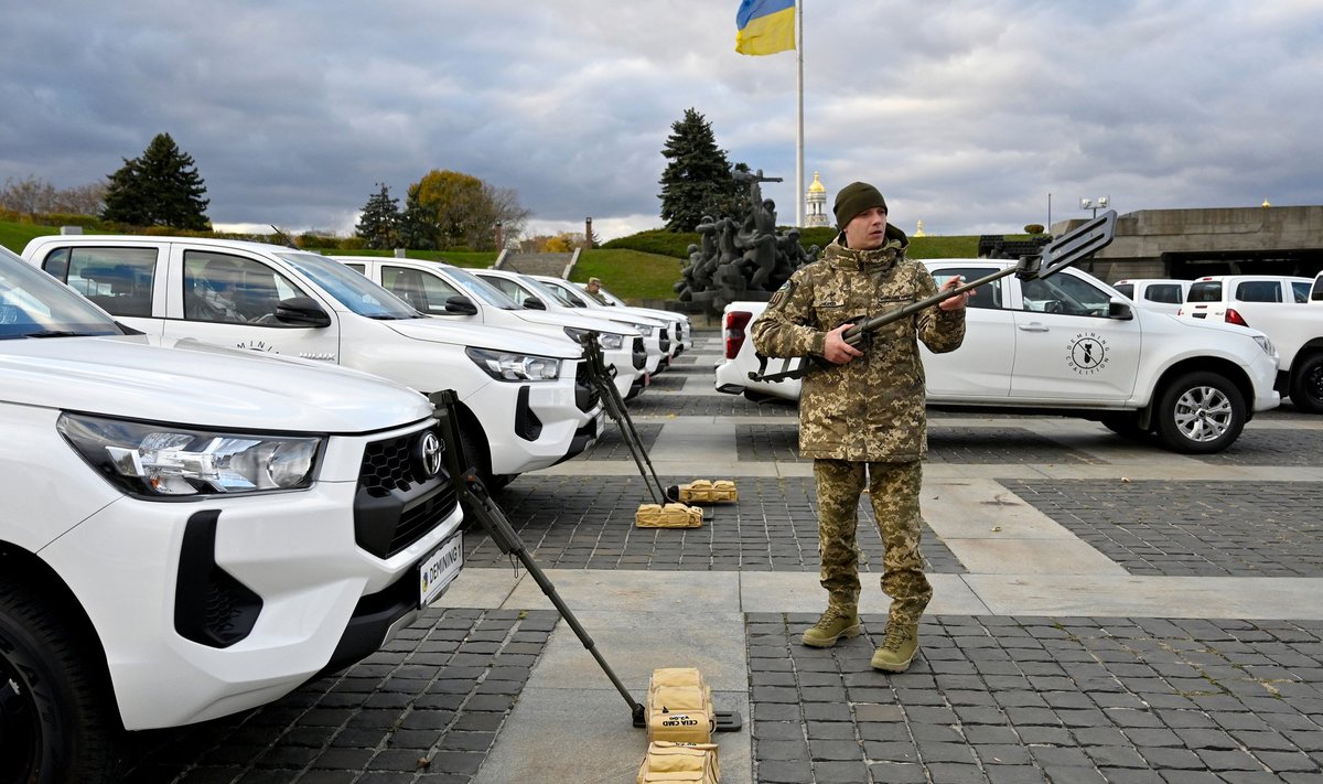 Представители «Коалиции по разминированию» передали Украине оборудование для разминирования