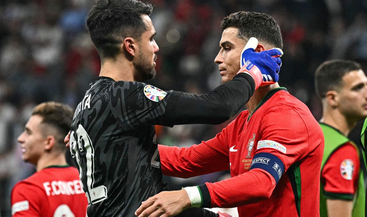 Portugalijos rinktinės vartininkas Diogo Costa ir puolėjas Cristiano Ronaldo