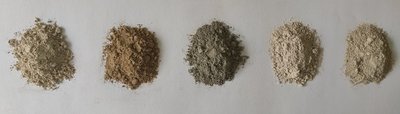Mineraliniai milteliai (nuo kairės į dešinę): klinčių, aktyvinti klinčių, granito, dolomito (I) ir dolomito (II)