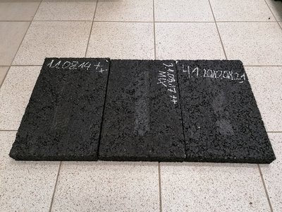 SMA 8 S mišinio su skirtingais mineraliniais milteliais bandiniai (nuo kairės į dešinę: su klinčių, granito ir dolomito mineraliniais milteliais) po 20 000 apkrovimo ciklų esant 60 °C temperatūrai