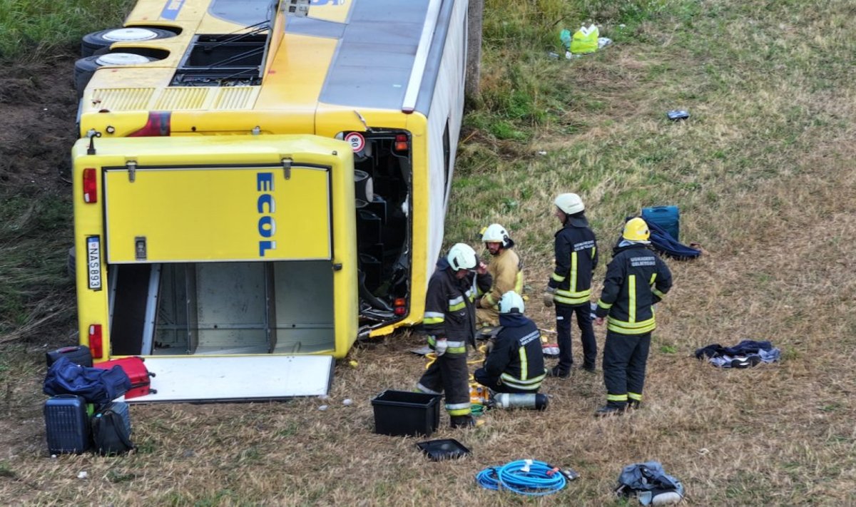 Šakių rajone apvirto autobusas