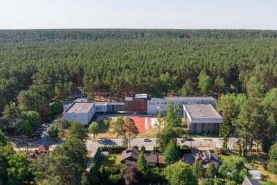 Mastaičių baseinas ir ikimokyklinio pradinio ugdymo mokyklos priestatas (Norbert Tukaj nuotr.)