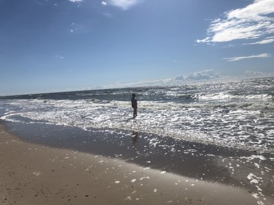 Žmonės maudosi Baltijos jūroje