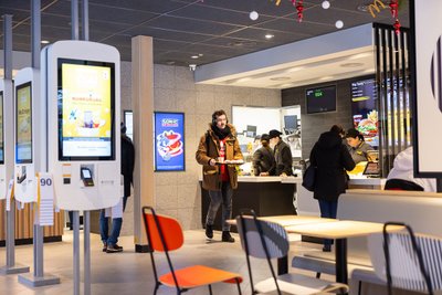 Vilniuje po atnaujinimo atidarytas seniausias „McDonald’s“