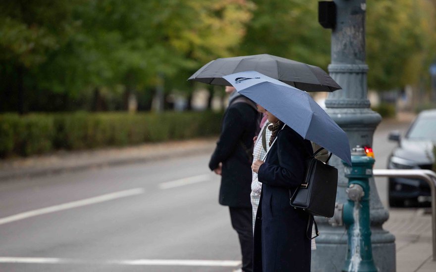 Lietuvoje keisis orai: sinoptikai praneša, kada sulauksime lietaus Trečiadienio dieną Lietuvos orus vis dar lems anticiklono gūbrys, tačiau danguje debesų bus gerokai daugiau nei antradienį. Rytą dar kai kur matomumą prastins rūkas, kuris iki pietų prasisklaidys visur. Nors dangus apniuks, pragiedruliai labiausiai tikėtini kai kur šalies vakaruose, lietaus kol kas nenumatoma. Vėjas išliks pietryčių, bus vidutinio stiprumo. Oras šils iki 8–13, rytuose ir pietuose vyraus 11–12, vakaruose 9–10 laipsnių šiluma.