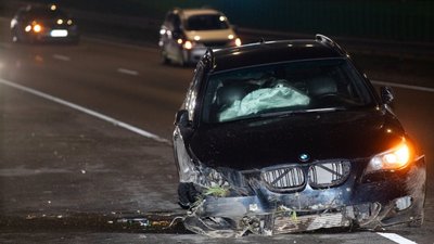 Vilniuje girtas BMW vairuotojas m?gino prasiskverbti tarp dvejomis eismo juostomis va?iuojan?i? ma?in?