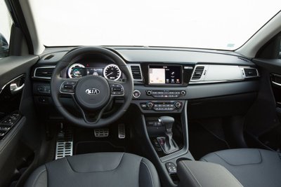 „Kia Niro“ salone – pažįstamos linijos