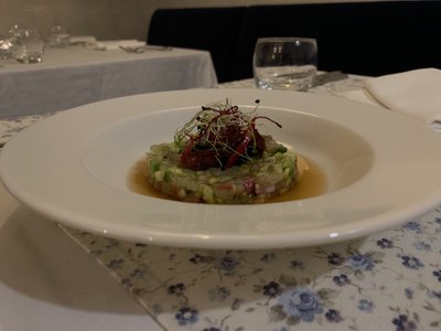 Dorados tartare su avokadu ir obuoliais