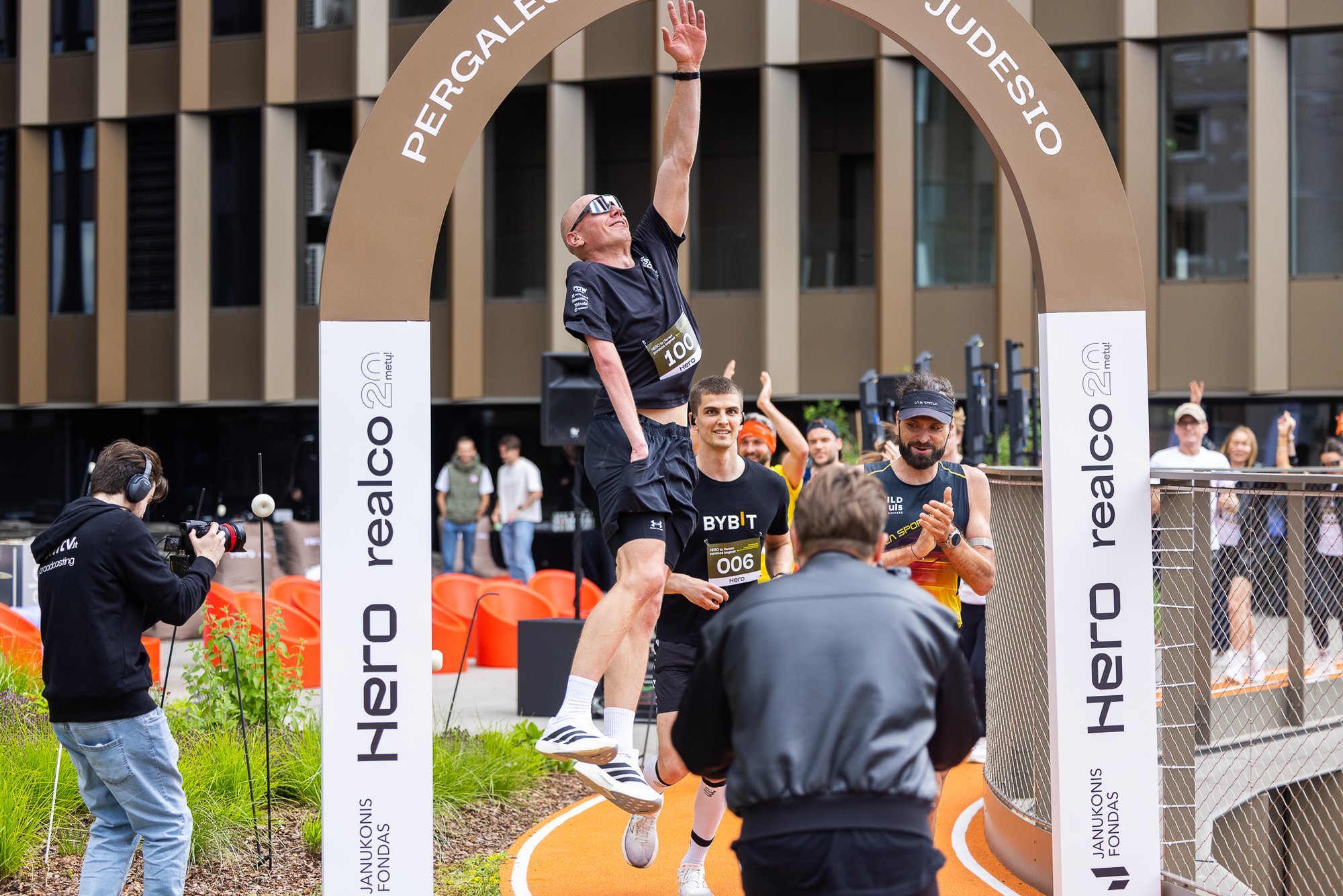 Community runs 446 kilometers in 3 hours to support athletes with disabilities