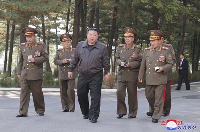 Kim Jong Unas su kariuomenės vadais